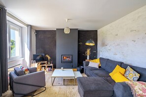 Flachbildfernseher, Kamin, Bücher, Stereoanlage