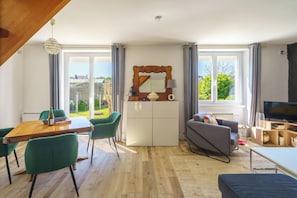 Télévision à écran plat, cheminée, livres, chaîne hi-fi