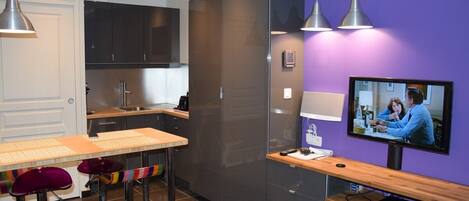 Coffee/tea maker, fridge, microwave, oven