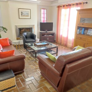 TV connectée, médiathèque, chaîne hi-fi, espaces bureaux