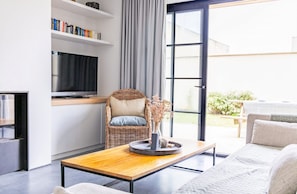 TV, fireplace, books, stereo - Aud.2 - Villa à Deux Pas de la Plage - Your Unforgettable Springtime (Audresselles)