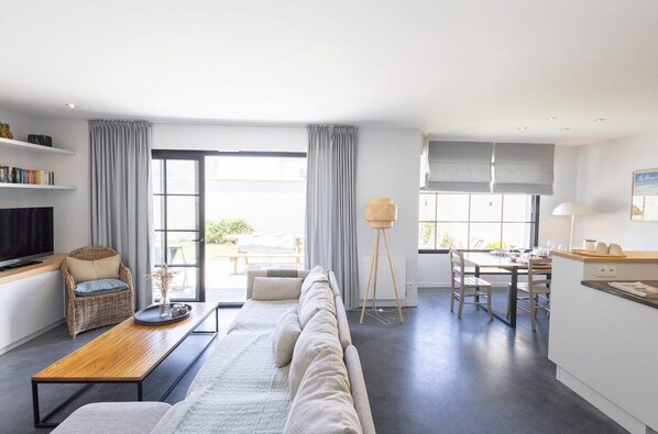 TV, fireplace, books, stereo - Aud.2 - Villa à Deux Pas de la Plage - Your Unforgettable Springtime (Audresselles)