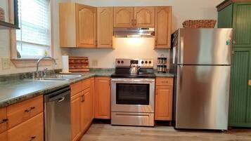 Een koelkast, een magnetron, een oven, een kookplaat