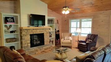 Een smart-tv en een open haard