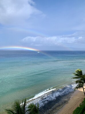 Sulla spiaggia, lettini da mare, teli da spiaggia