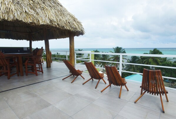 Outdoor dining - Perfect Location with Roof -Top Pool **Book Today** (San Pedro)