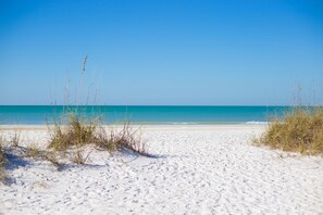 Ranta lähistöllä, aurinkotuoleja, rantapyyhkeitä