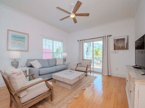 Älytelevisio, takka, pöytätennispöytä, kirjoja