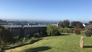 A residential property with a rooftop terrace, a garden with various plants, and a view of the sea. -  Sea view with terrace and garden for hiking, sailing, beach ... (Crozon)