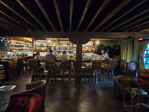 Big Sky Cabin! Hot Tub! On the Wine Trail! Fire Pit! Pool Table! Large Deck!
