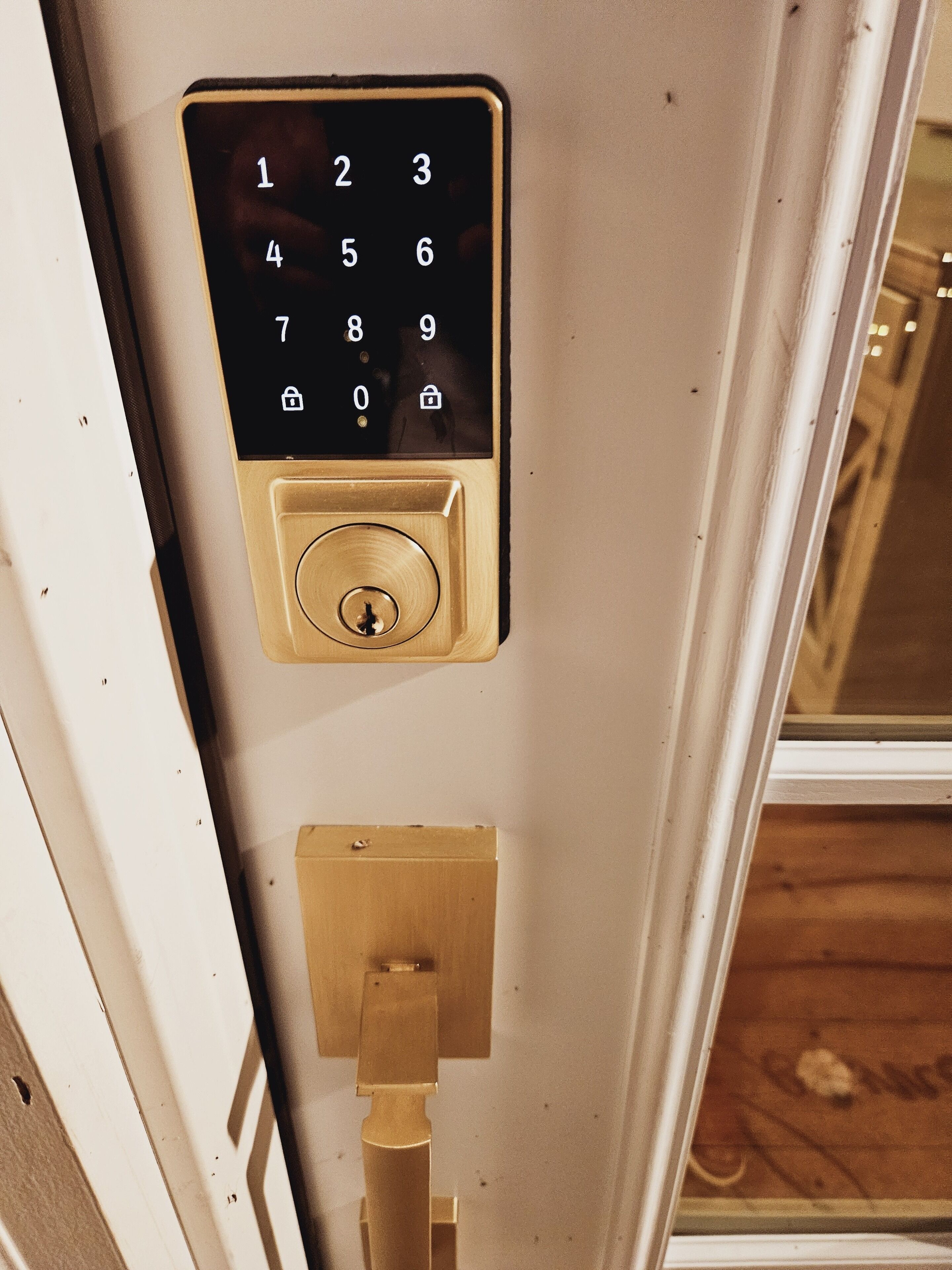 Cerradura electrónica con teclado, cerradura de llave y pomo de puerta.
