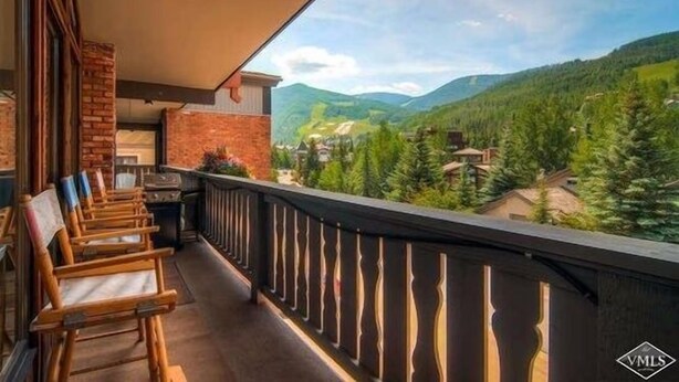 Un balcon donnant sur un paysage montagneux.