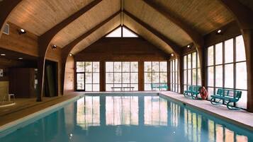 Alberca techada y alberca al aire libre