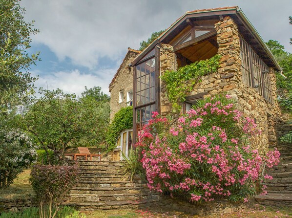 Exterior - Renovated but rustic stone shepherd's cottage, exceptional views (Saint-Julien)