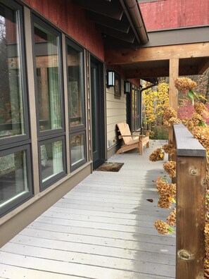 Terrace/patio - Beautiful Modern Home-Majestic Mountain Views - NEAR CASINO & CATALOOCHEE SKI (Whittier)