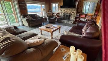 TV connectée, lecteur de DVD, livres