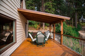Outdoor dining - 3 Bedroom Home On Waitts Lake With 150 Feet Of Lake Front (Valley)