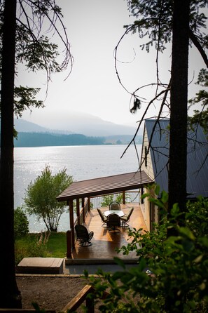 Outdoor dining - 3 Bedroom Home On Waitts Lake With 150 Feet Of Lake Front (Valley)