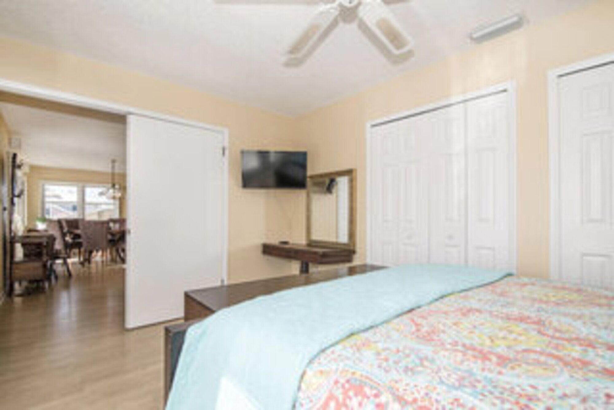 3 habitaciones, tabla de planchar con plancha, wifi y ropa de cama 