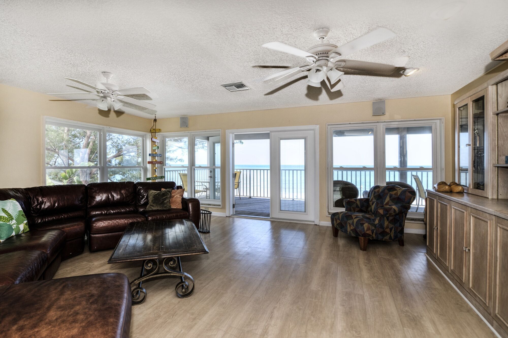 テレビ、卓球台