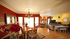 Interior - Family Friendly Home In Vineyard next to Award Winning "Cathedral Ridge Winery." (Hood River)