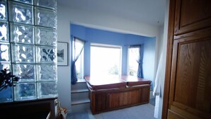 Interior - Family Friendly Home In Vineyard next to Award Winning "Cathedral Ridge Winery." (Hood River)