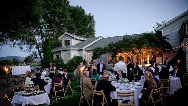Outdoor banquet area - Family Friendly Home In Vineyard next to Award Winning "Cathedral Ridge Winery." (Hood River)