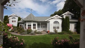Exterior - Family Friendly Home In Vineyard next to Award Winning "Cathedral Ridge Winery." (Hood River)