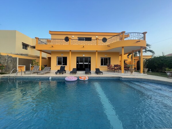 Pool - In Saly on the small coast house of 450 m2, with 5 bedrooms and private pool (Saly Portubal)
