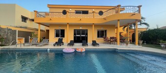 In Saly on the small coast house of 450 m2, with 5 bedrooms and private pool