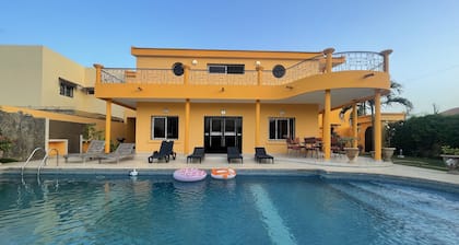 Salyssa pienellä, 450 m2: n rannikkotalolla, jossa 5 makuuhuonetta ja oma uima-allas