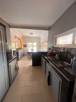 Fridge, microwave, oven, stovetop - In Saly on the small coast house of 450 m2, with 5 bedrooms and private pool (Saly Portubal)