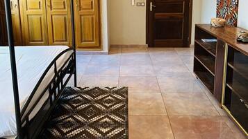 5 soverom, skrivebord, strykejern/-brett og wi-fi (inkludert)