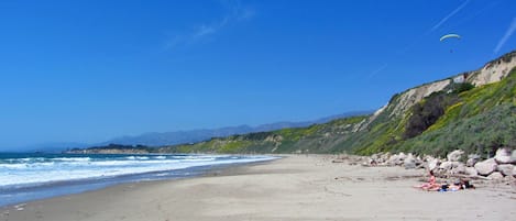 Una spiaggia nelle vicinanze, lettini da mare, teli da spiaggia