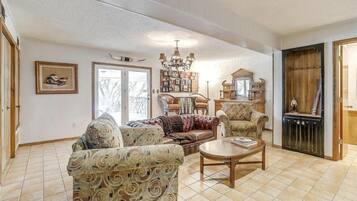 Smart TV, fireplace, DVD player, offices