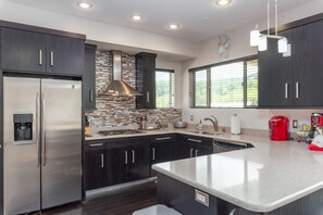 Fridge, microwave, oven, stovetop - Lofts 2-A-Stunning Condo Right Across From Ski Resort (Brian Head)