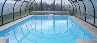 Kaunis asunto uima-altaalla