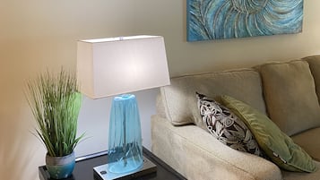 Una Smart TV, un reproductor de DVD, una videoteca