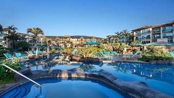 Una piscina al aire libre, una piscina climatizada