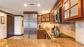 Frigorífico, microondas, horno y placa de cocina