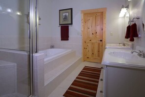 Combined shower/bathtub, hair dryer, shampoo - Diamond On The River (Gunnison)