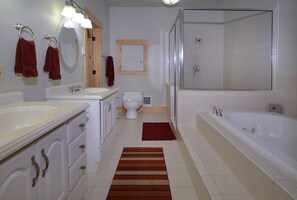 Combinació de dutxa i banyera, assecador de cabells i tovalloles