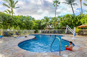 Una piscina al aire libre, una piscina climatizada