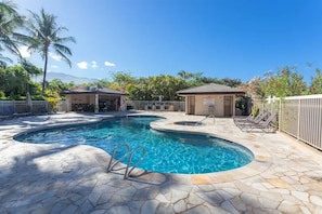 Una piscina al aire libre, una piscina climatizada