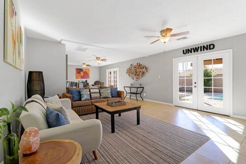 Old Town Open Floor plan-King Bed, Heated Private Pool FirePit/Yard, Pool Table!