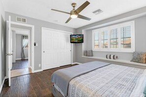 3 bedrooms, desk, iron/ironing board, free WiFi