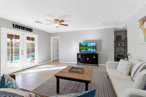 Smart TV - Old Town Open Floor plan-King Bed, Heated Private Pool FirePit/Yard, Pool Table! (Scottsdale)