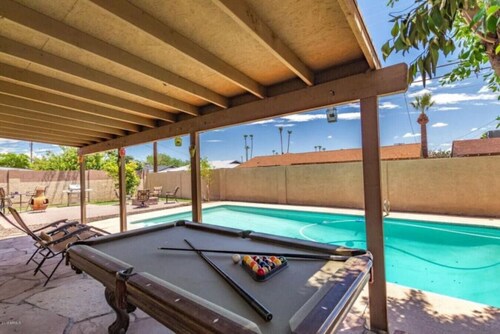 Tila ja mukavuus yksityisellä uima-altaalla ja takapihalla, mukaan lukien palopöytä ja biljardipöytä!