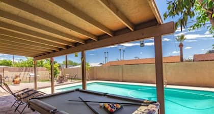 Tila ja mukavuus yksityisellä uima-altaalla ja takapihalla, mukaan lukien palopöytä ja biljardipöytä!