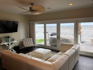 Smart TV, fireplace, DVD player, stereo